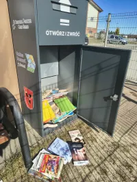 Wrzutnia zablokowana prywatnymi zbiorami. Bibliotekarze apelują o właściwe użytkowanie!