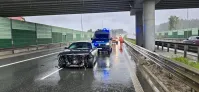 Kamień. Rozbity mercedes i zablokowany pas na S6. 