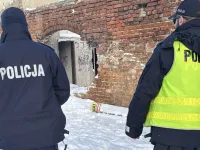 Nie bądź obojętny! Funkcjonariusze apelują o czujność i empatię.