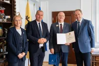 Józef Baszanowski z nagrodą Marszałka Województwa Pomorskiego.