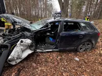 Groźnie w Zęblewie. Audi A3 zderzyło się z ciężarówką. 
