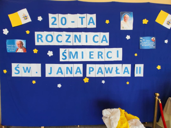 Dzień Pamięci w SP Łebno: Społeczność wspominała Świętego Jana Pawła II.