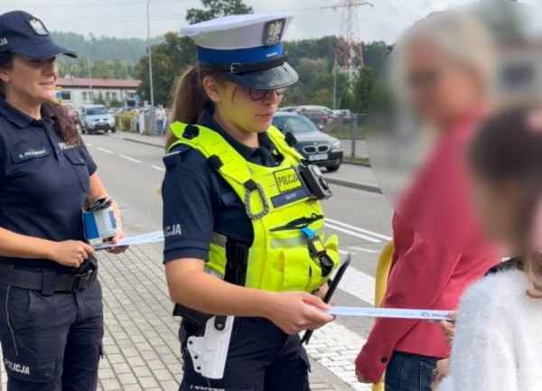 Wzmocnione patrole pod szkołami w całym powiecie! Policja apeluje do kierowców, dzieci i rodziców.