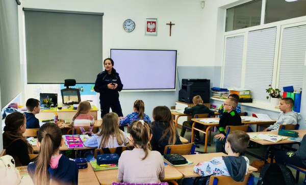 Policja edukuje uczniów z Jeleńskiej Huty i Dobrzewina.