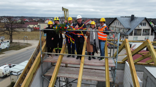 Wiecha na dachu nowego kompleksu w Bojanie. Inwestycja za 8 mln zł wkracza w nowy etap.