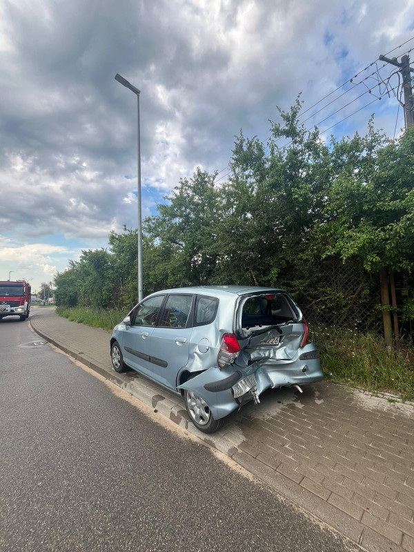 Zdarzenie drogowe z zaparkowanym pojazdem w Bojanie