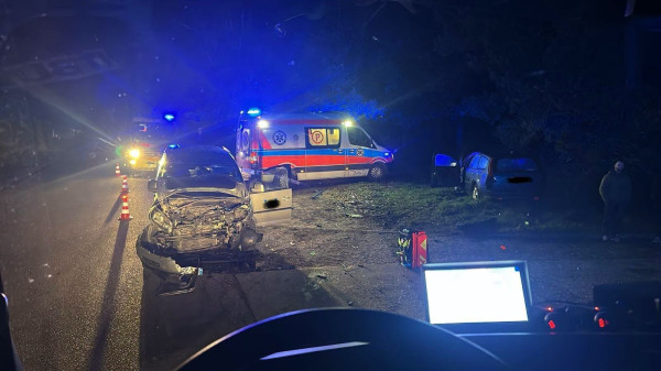 Zderzenie dwóch aut w Warznie – dwie osoby trafiły do szpitala.