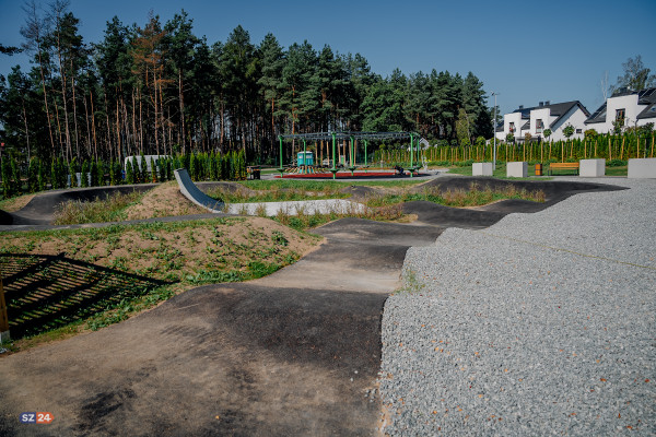 Fotorelacja - Plac zabaw w Bojanie ze skateparkiem