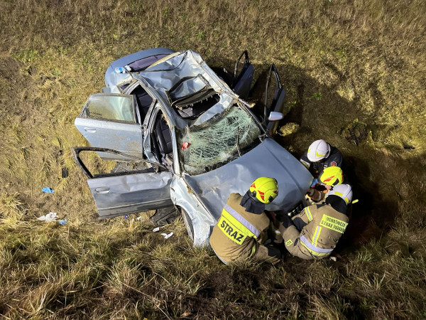 Dachowanie samochodu. Cztery osoby poszkodowane. 