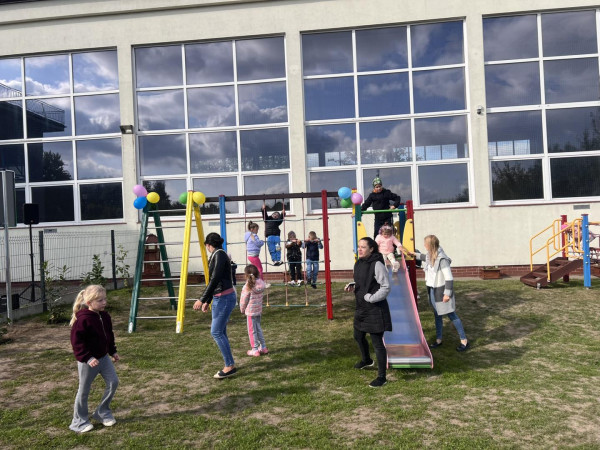 Łebno ma nowy plac zabaw dzięki KGW i PSE.