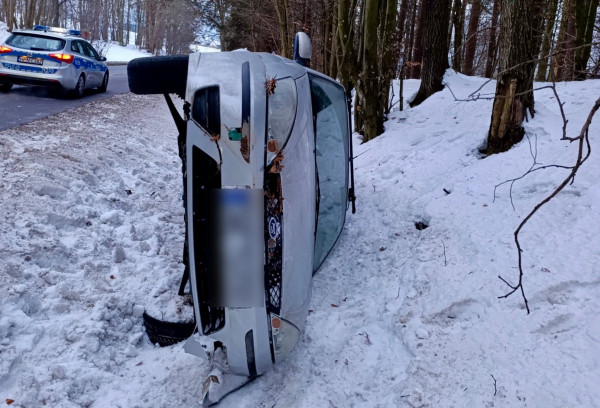 Szemud. Groźny poranek. 28-latek nie opanował auta na śliskiej nawierzchni.