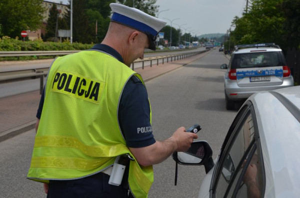 Kontrole policji w weekend. 2500 zł mandatu i zatrzymanie prawa jazdy.