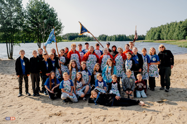 KGW Trzy Korony uczą gotowania na plaży w Kamieniu. 
