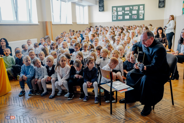 Uroczystości upamiętniające patrona Jana Pawła II w Szkole Podstawowej w Łebnie.