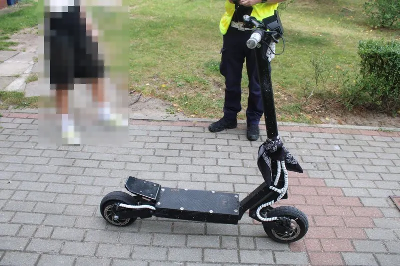 Wejherowo - Dwoch nastolatkow po przejazdzkach na hulajnogach elektrycznych zakonczyło jazde w szpitalu. 2.jpg