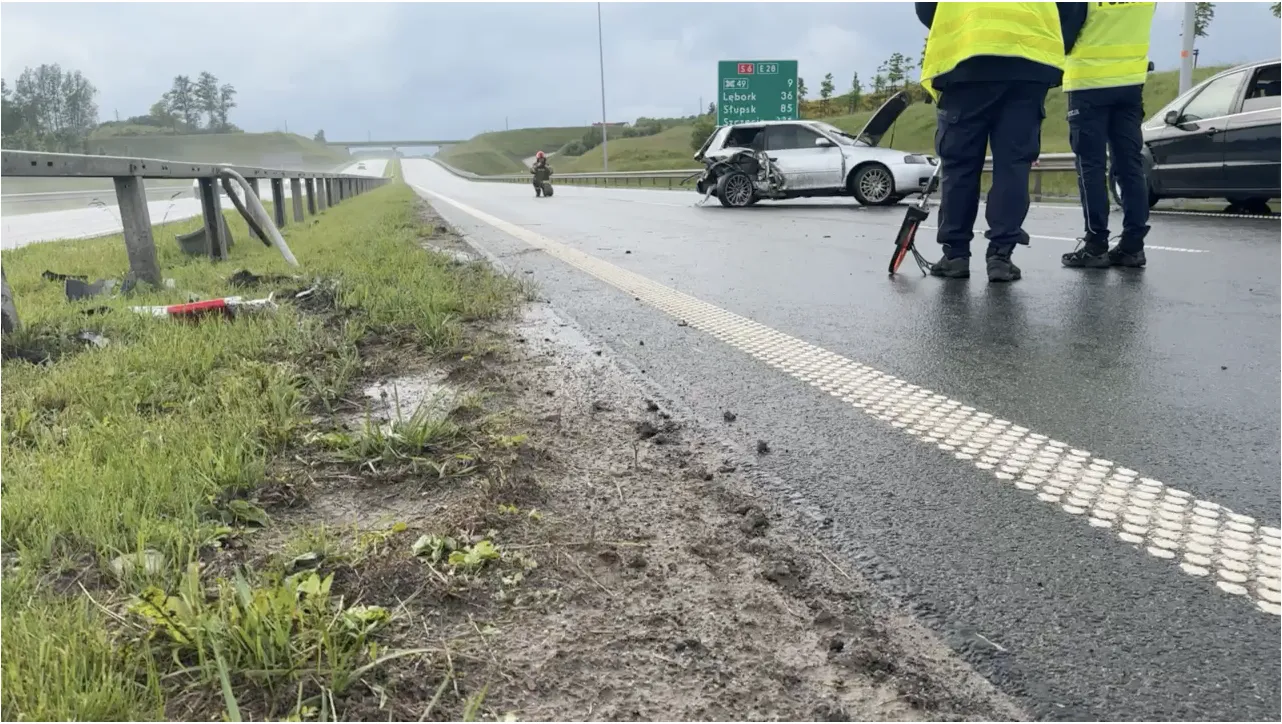 Głazica. Wypadek S6. Trzy osoby ranne.