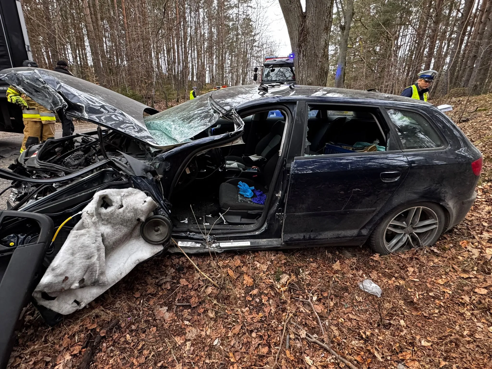 Groźnie w Zęblewie. Audi A3 zderzyło się z ciężarówką. 