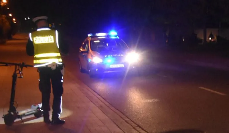 70 -latek pod wpływem alkoholu na hulajnodze elektrycznej - uderzył w samochód! 