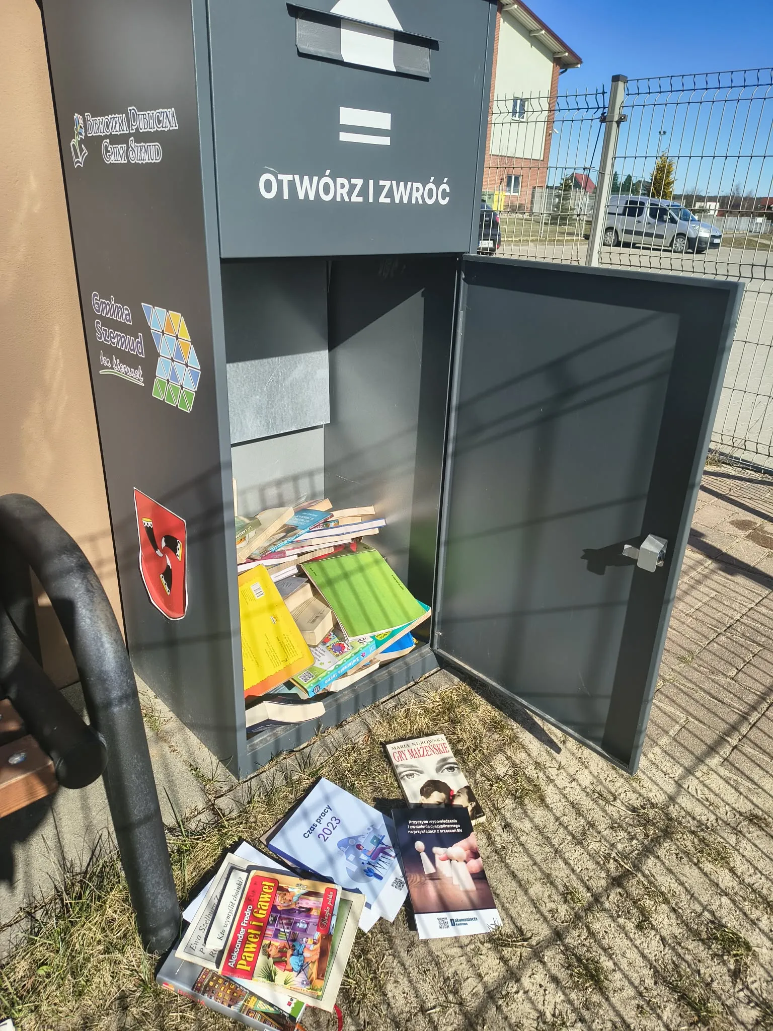 Wrzutnia zablokowana prywatnymi zbiorami. Bibliotekarze apelują o właściwe użytkowanie!