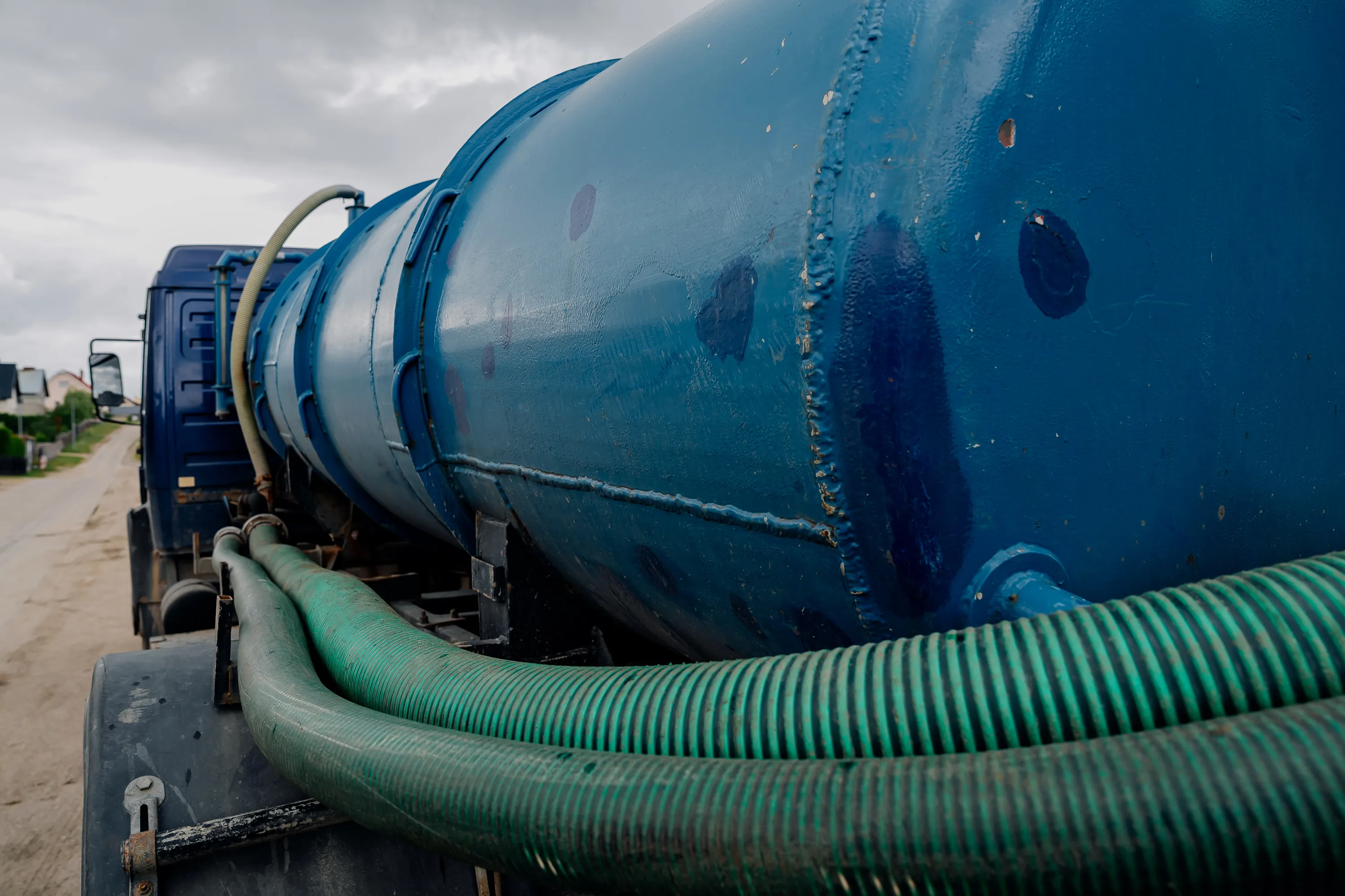 Problemy z wywozem szamba? Upewnij się, że spełniasz te warunki.