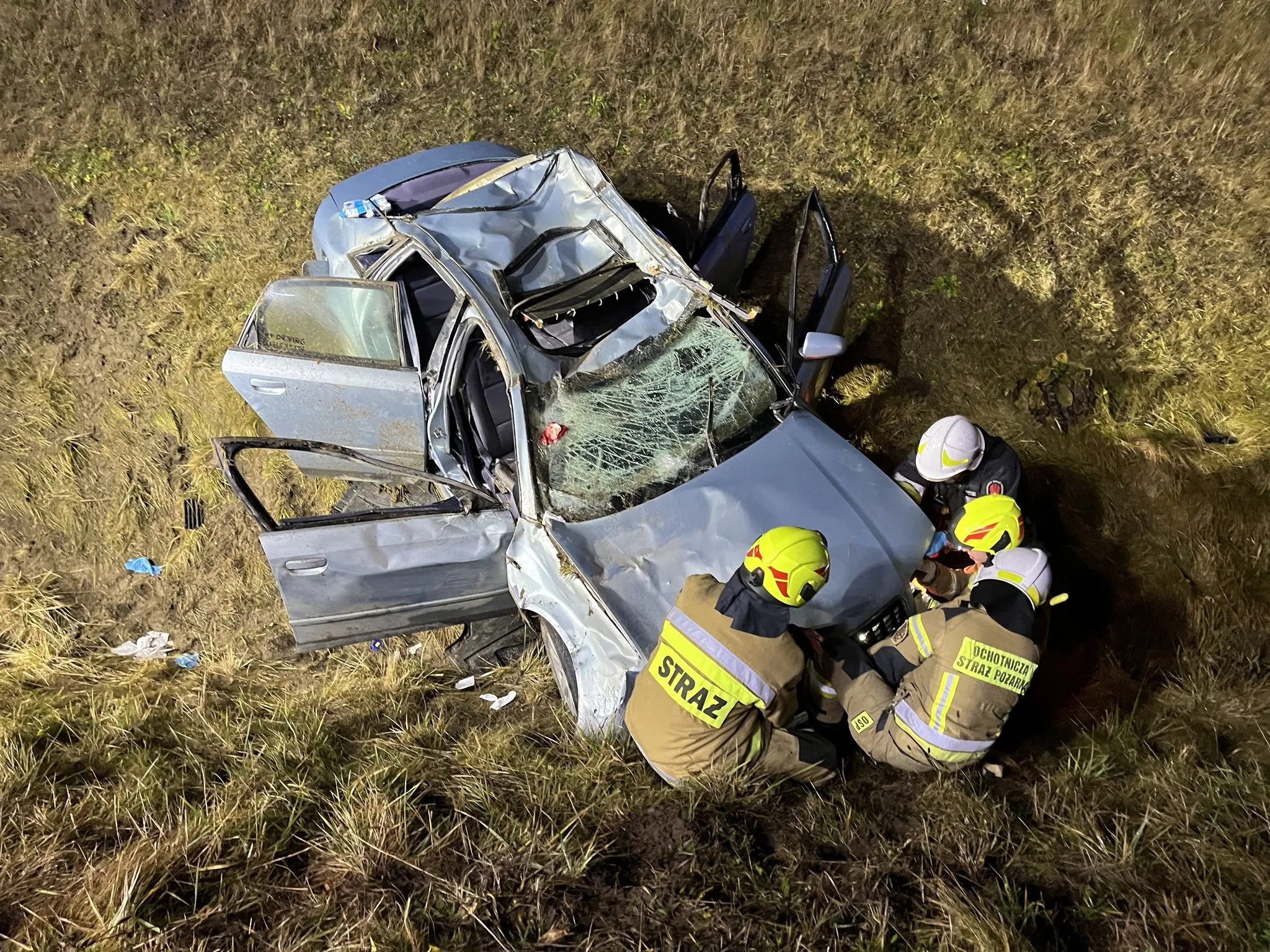 Dachowanie samochodu. Cztery osoby poszkodowane. 