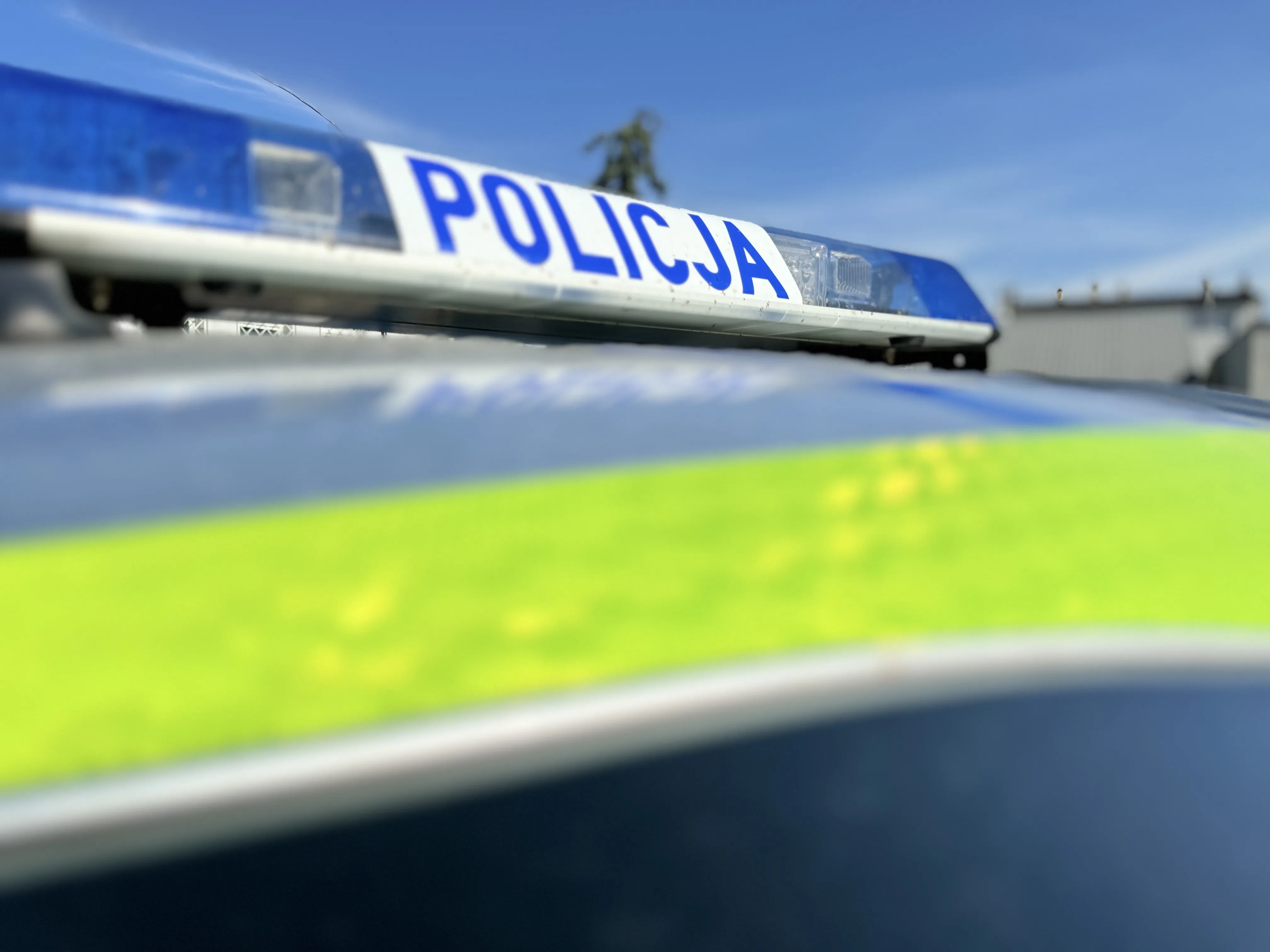 Błyskawiczna reakcja i użycie AED – policjant z Komisariatu w Szemudzie ocalił życie. 