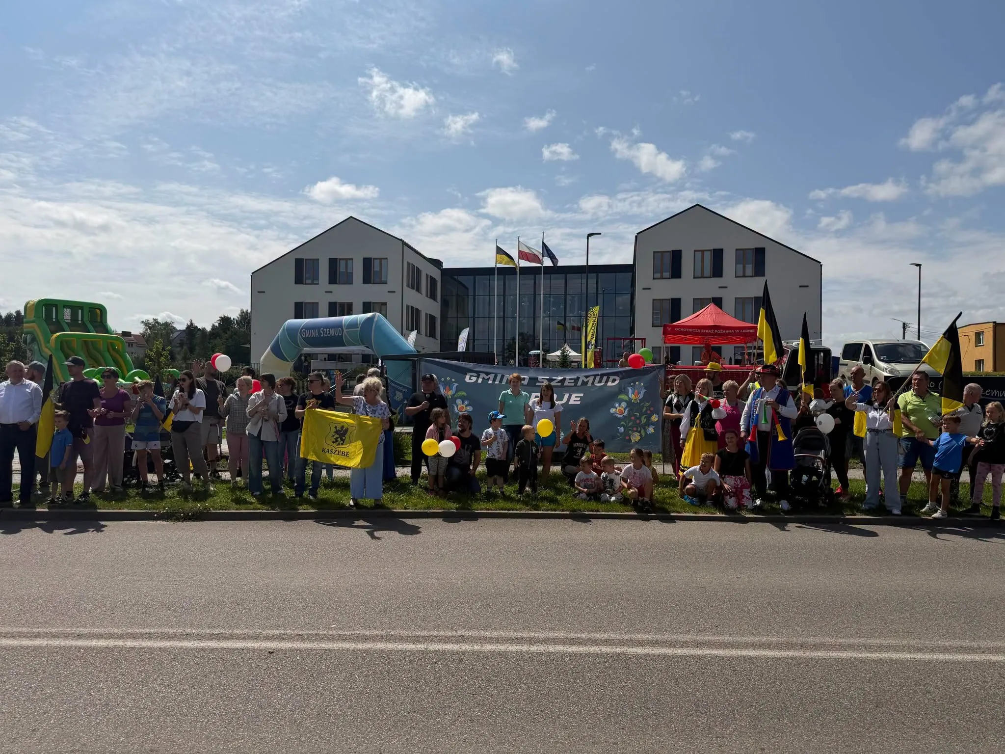Gorący doping i czarno-żółte morze flag. Gmina Szemud poniosła triathlonistów Enea IRONMAN.