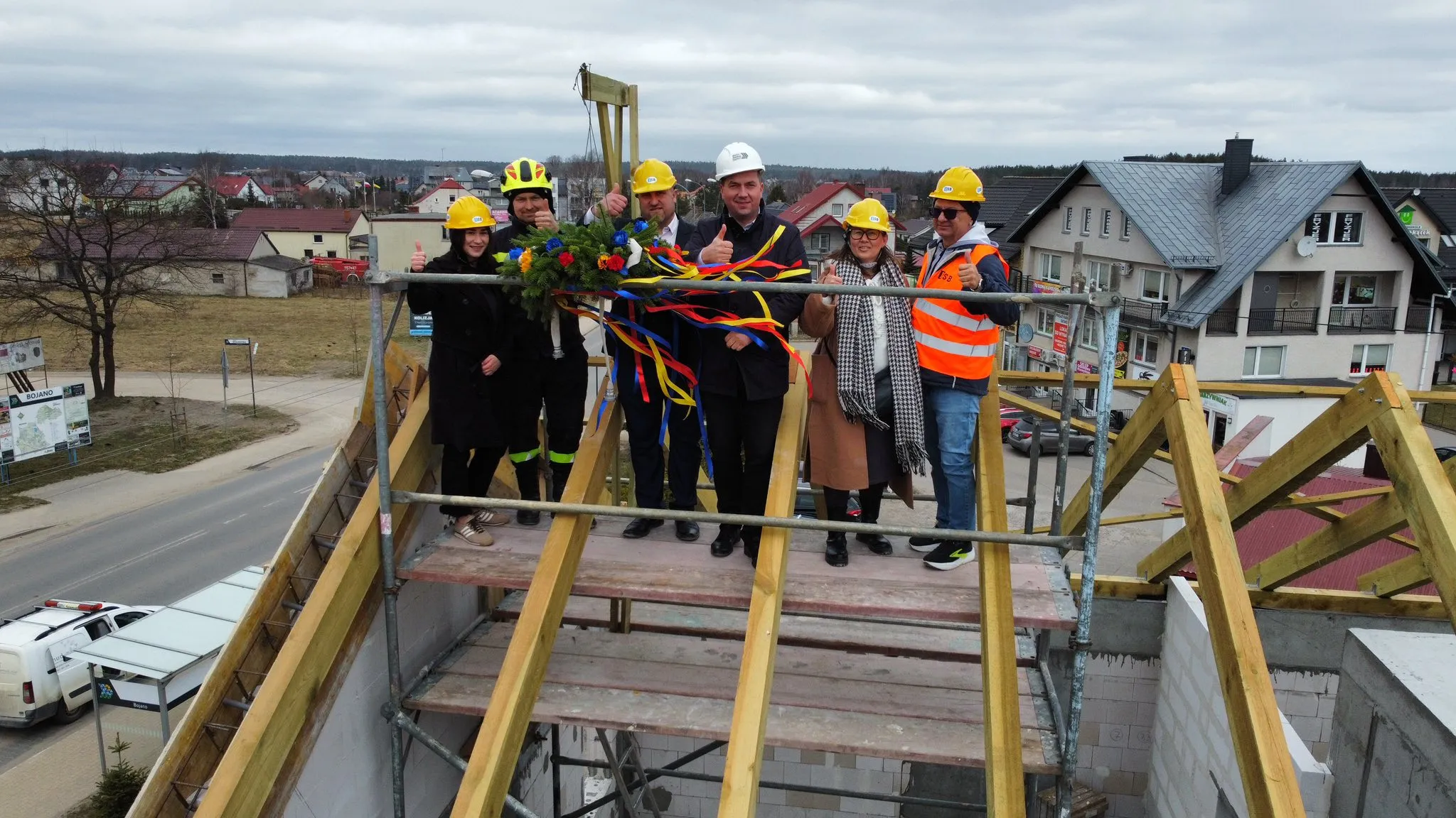 Wiecha na dachu nowego kompleksu w Bojanie. Inwestycja za 8 mln zł wkracza w nowy etap.