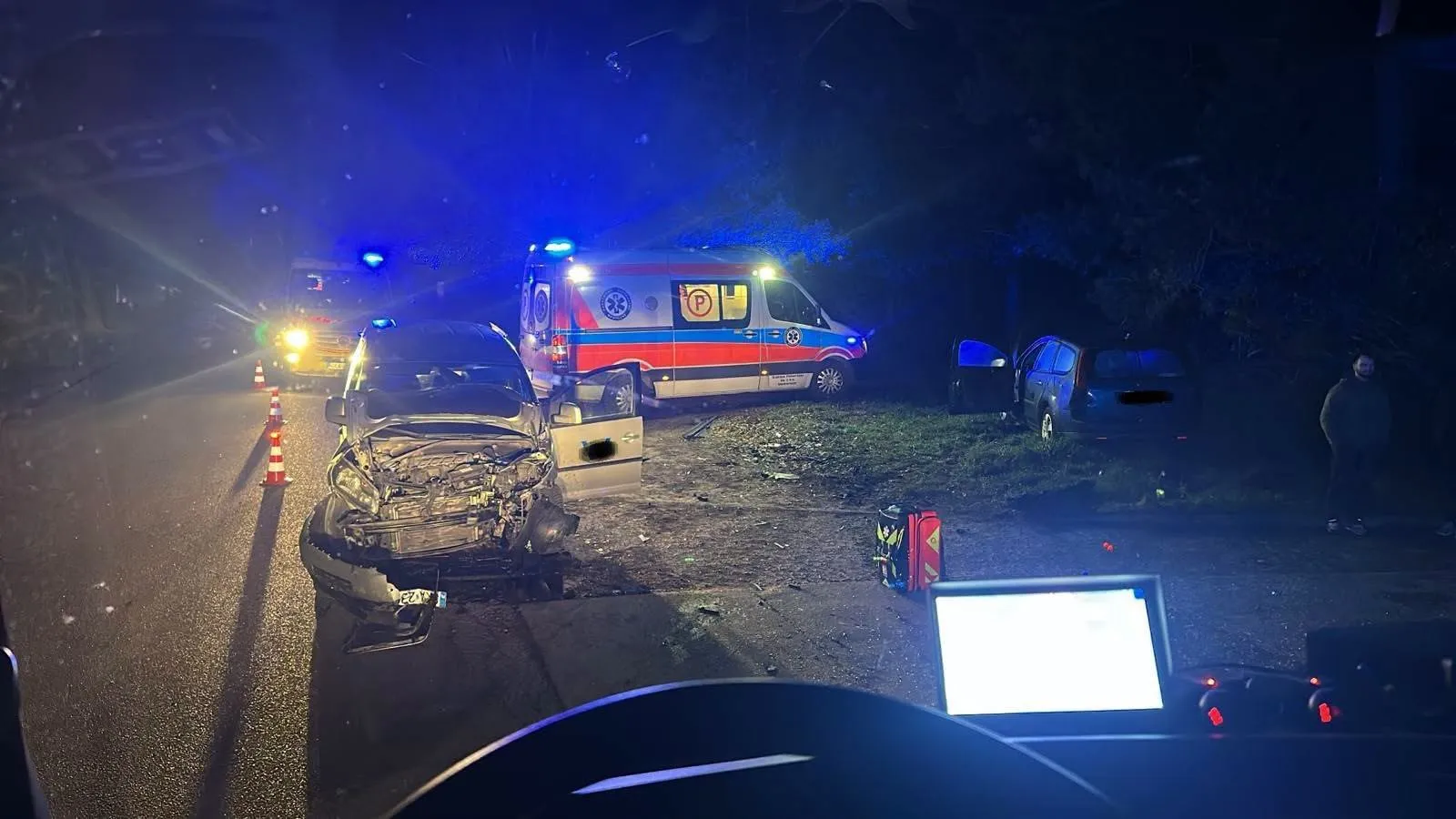 Zderzenie dwóch aut w Warznie – dwie osoby trafiły do szpitala.